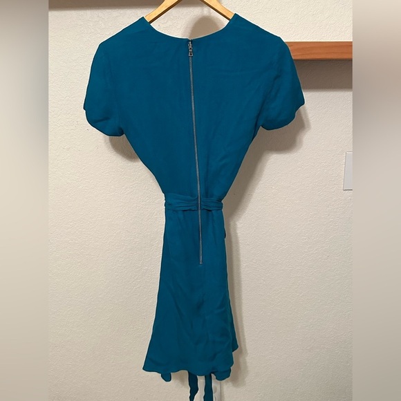 Alice + Olivia Adrianna Short Sleeve Faux Wrap Dress in Dark Turquoise Size 4 - Picture 7 of 10